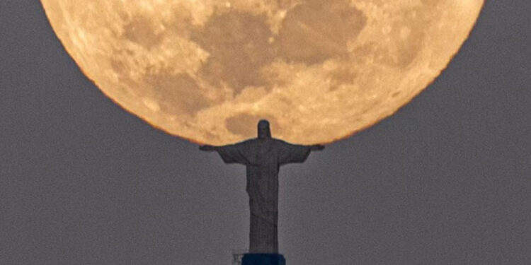 Fotógrafo esperó tres años y logra captar al Cristo Redentor de Río ‘cargando’ la Luna; se vuelve viral