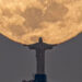 Fotógrafo esperó tres años y logra captar al Cristo Redentor de Río ‘cargando’ la Luna; se vuelve viral