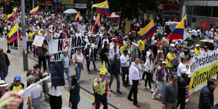Miles protestan contra las reformas del gobierno de Gustavo Petro en Colombia