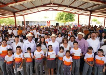 Beneficia gobernador a municipios del Río Sonora con obras hídricas, eléctricas, de salud y 700 becas académicas