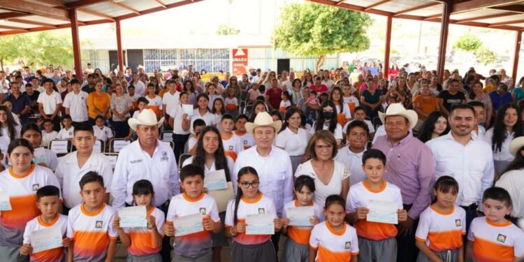 Beneficia gobernador a municipios del Río Sonora con obras hídricas, eléctricas, de salud y 700 becas académicas