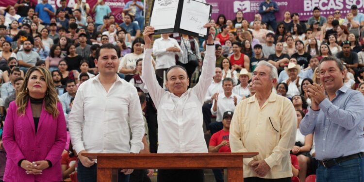 Firma Gobernador Durazo decreto para que becas sea un derecho constitucional ante 11 mil estudiantes beneficiados