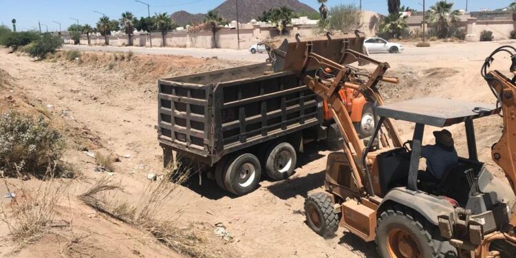 Avanza CIDUE con la limpieza de canales y arroyos en Hermosillo