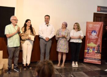 Devela Toño Astiazarán placa del mural Pioneros del artista visual Héctor Martínez Arteche