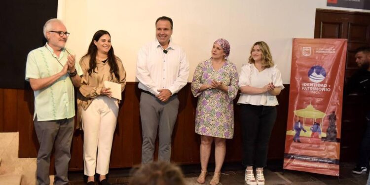 Devela Toño Astiazarán placa del mural Pioneros del artista visual Héctor Martínez Arteche