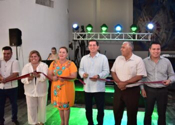 Exponen artistas navojoenses sus trabajos en lobby  del teatro Auditorio Municipal