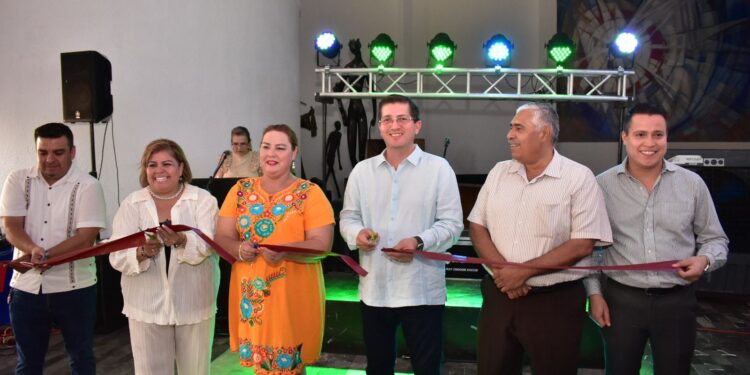 Exponen artistas navojoenses sus trabajos en lobby  del teatro Auditorio Municipal