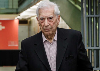 Mario Vargas Llosa es dado de alta del hospital; se recupera del covid-19