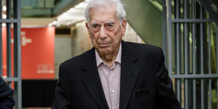 Mario Vargas Llosa es dado de alta del hospital; se recupera del covid-19