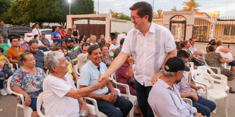 Promete Elías Retes gestionar para pavimentación en la Juárez
