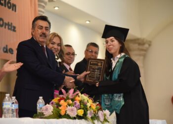 Entrega reconocimientos Lamarque Cano a egresados de bachillerato del CBTA 197 y CONALEP