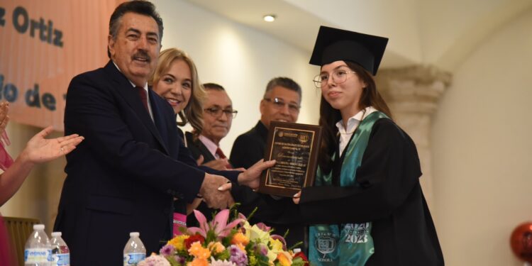 Entrega reconocimientos Lamarque Cano a egresados de bachillerato del CBTA 197 y CONALEP