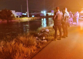 ¡Tragedia! Mamá pierde control de camioneta, cae a canal y su hija muere ahogada