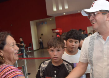 Alcalde de  Navojoa invita a niños al cine