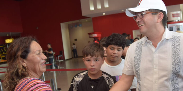 Alcalde de Navojoa invita a niños al cine