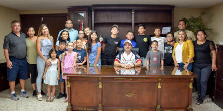 Confirma alcalde Elías Retes apoyos para la natación en navojoa