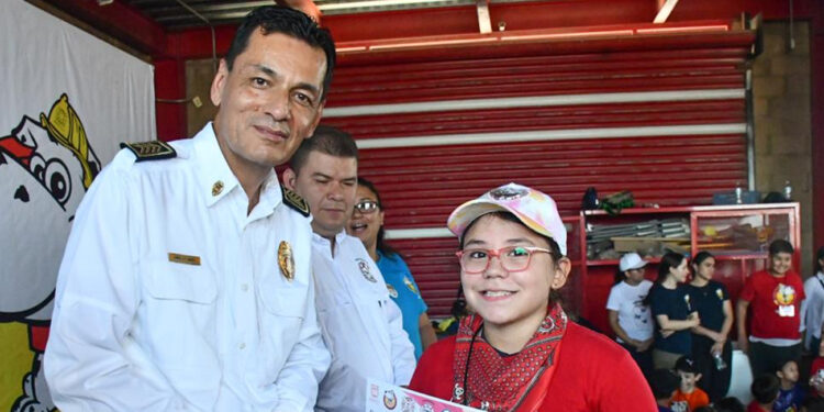 Disfrutaron 150 niñas y niños el campamento de verano “El Mejor Bombero eres Tú”