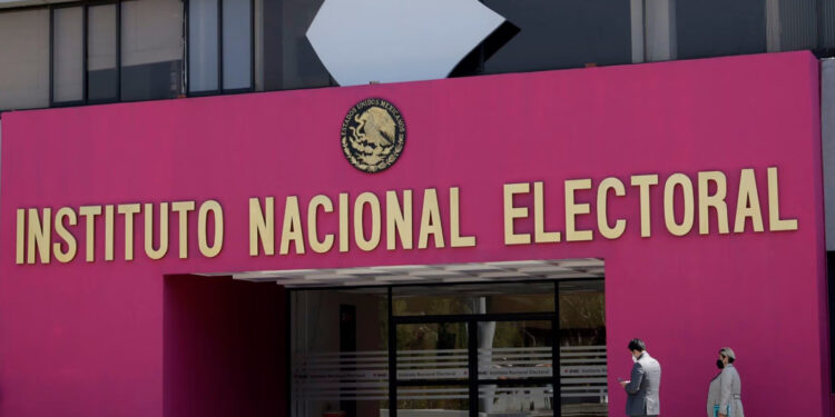 Amenaza el INE con inhabilitar a aspirantes a la Presidencia