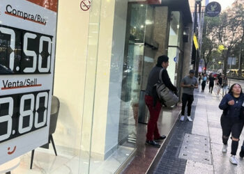 Peso mexicano opera estable; alcanzó los 17.01 unidades por dólar