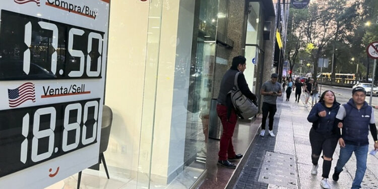 Peso mexicano opera estable; alcanzó los 17.01 unidades por dólar