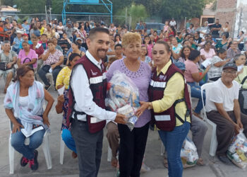 Madres de familia muestran reconocimiento al alcalde Jesús Flores.