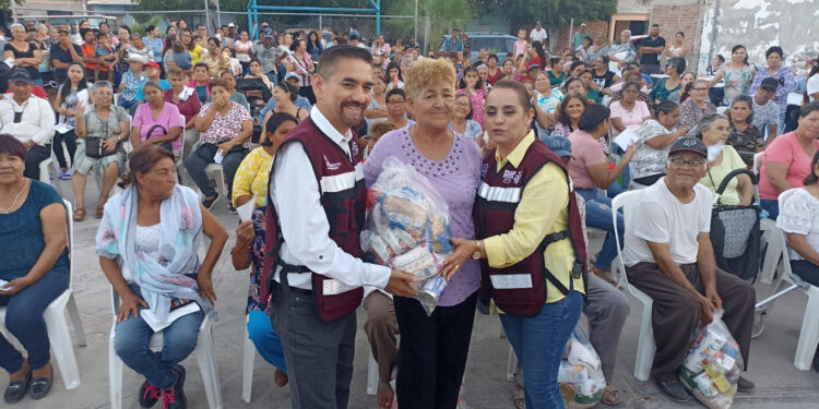 Madres de familia muestran reconocimiento al alcalde Jesús Flores.