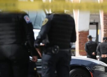 CDMX: Hallan dos cuerpos al interior de un vehículo en alcaldía Iztapalapa