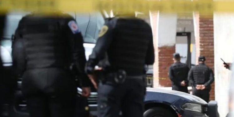 CDMX: Hallan dos cuerpos al interior de un vehículo en alcaldía Iztapalapa