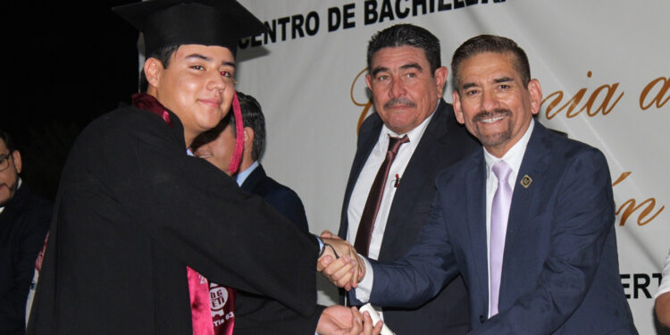 En Ceremonia De Graduación De Cbtis 63