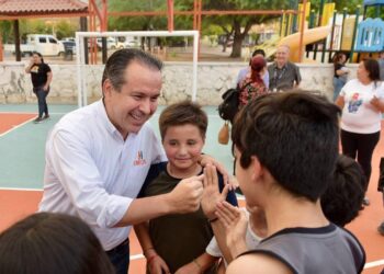 Entrega Toño Astiazarán rehabilitación de Parque a la Madre