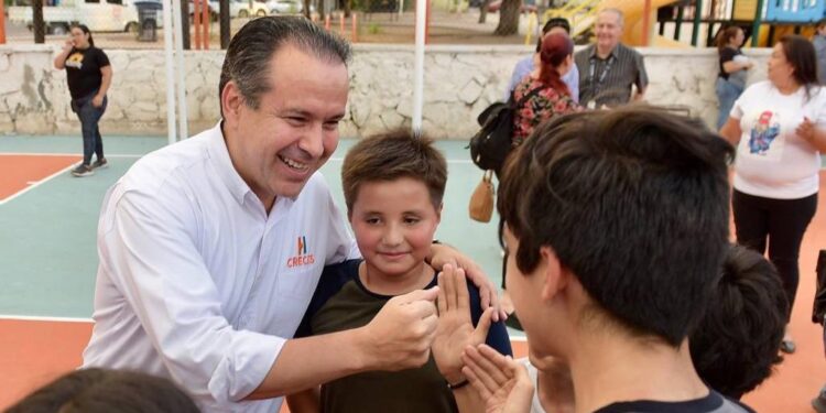 Entrega Toño Astiazarán rehabilitación de Parque a la Madre