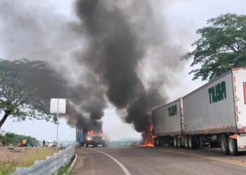 Encapuchados incendian vehículos en Venustiano Carranza, Chiapas