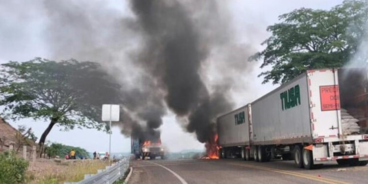 Encapuchados incendian vehículos en Venustiano Carranza, Chiapas