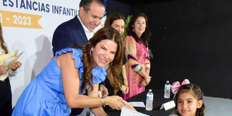 Acompaña Toño Astiazarán a familias de graduantes de estancias infantiles de DIF Hermosillo