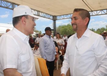 Gobernador  Dr. Alfonso Durazo pone la primera piedra para construcción del  Hospital del IMSS.