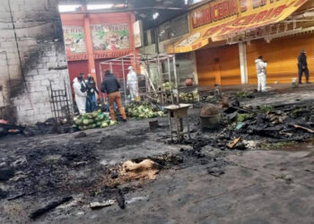 Hombres armados provocan incendio en Central de Abasto de Toluca; hay al menos 7 muertos