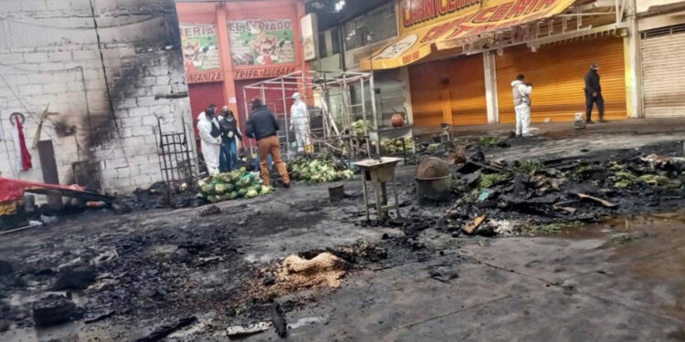 Hombres armados provocan incendio en Central de Abasto de Toluca; hay al menos 7 muertos