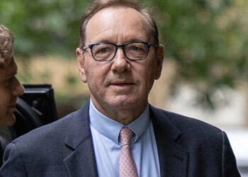 Kevin es un depredador sexual, dice víctima del actor ante tribunal de Reino Unido