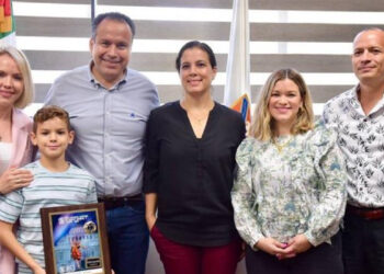 Felicita Toño Astiazarán a Porfirio López Félix, niño ganador del XV Concurso Nacional de Ballet Infantil y Juvenil 2023