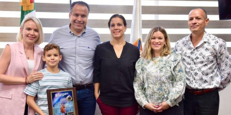 Felicita Toño Astiazarán a Porfirio López Félix, niño ganador del XV Concurso Nacional de Ballet Infantil y Juvenil 2023