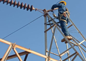 La cfe restableció al 75% el suministro eléctrico a los usuarios afectados por una tormenta de arena con fuertes lluvias y vientos en sonora