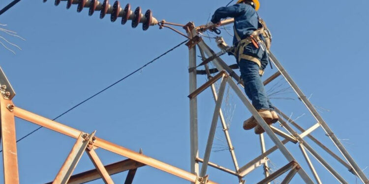 La cfe restableció al 75% el suministro eléctrico a los usuarios afectados por una tormenta de arena con fuertes lluvias y vientos en sonora