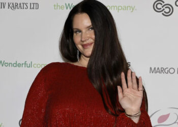 ¡Todo por la propina! Captan a Lana del Rey como mesera en Alabama
