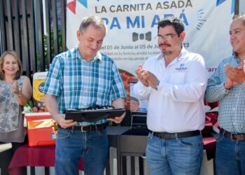 Recibe José Guadalupe Félix premio “La carnita asada pa´mi apá»