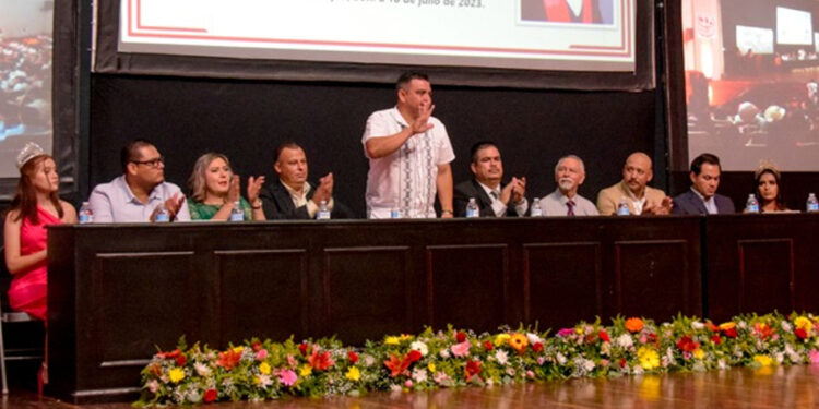 Felicita gobierno municipal por su disciplina a graduados de secundaria general 2
