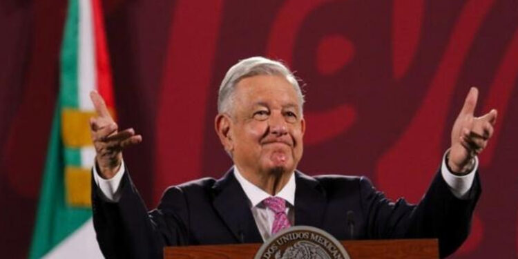López Obrador tacha de ‘leguleya’ respuesta de la Corte sobre salarios; alista iniciativa
