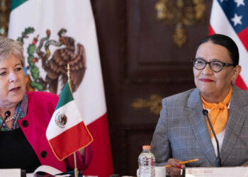 México pacta con EU detección electrónica de armas; proponen revocar licencia por venta a cárteles