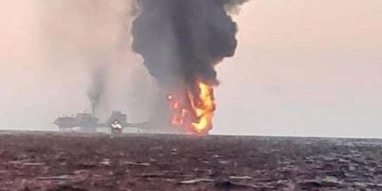 Reportan incendio en plataforma de Pemex en sonda de Campeche