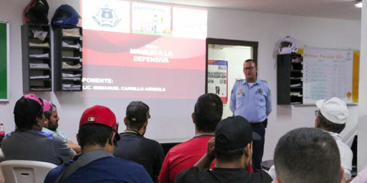 Brinda tránsito municipal curso sobre cultura vial a negocios
