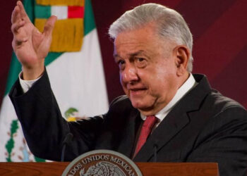 AMLO pide a Claudio X. González investigar contratos a empresas de Xóchitl Gálvez